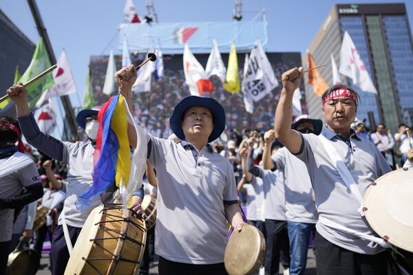 Члены Корейской конфедерации профсоюзов выкрикивают лозунги во время первомайского митинга в Сеуле. - Sputnik Молдова