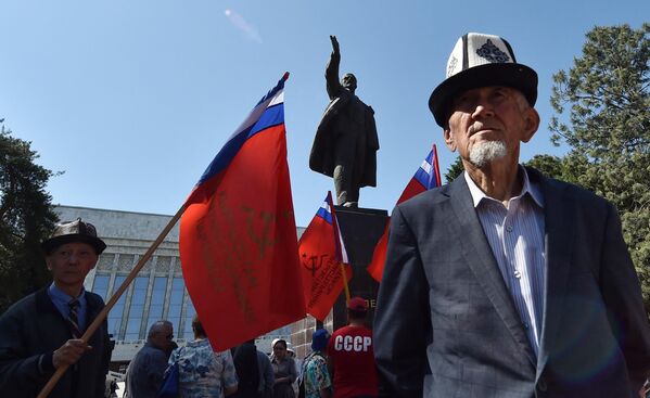 Киргизские коммунисты отметили 1 Мая у памятника В.И. Ленину в Бишкеке. - Sputnik Молдова