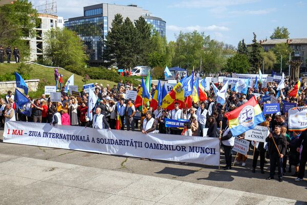 Участники первомайской демонстрации, организованной Конфедерацией профсоюзов, в Международный день труда в Кишиневе. - Sputnik Молдова