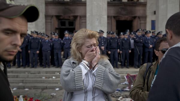 Женщина плачет у сгоревшего Дома профсоюзов в Одессе  - Sputnik Молдова