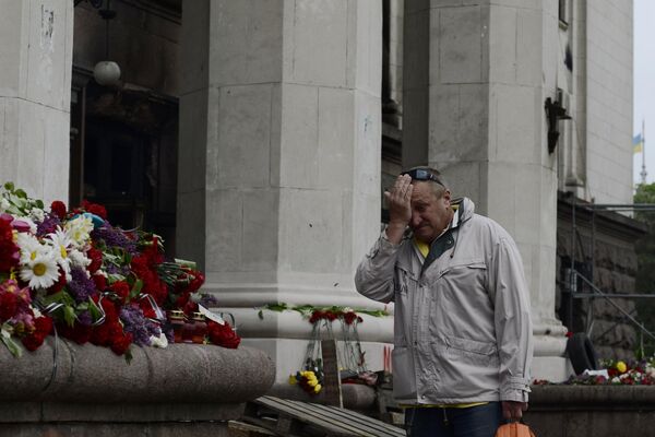 Цветы в память о погибших в результате пожара в Доме профсоюзов на площади Куликово поле в Одессе - Sputnik Молдова