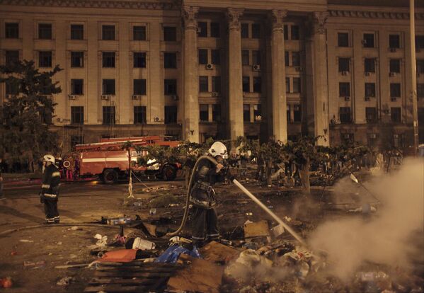 Пожарные возле сгоревшего здания профсоюзов, где более 40 человек погибли, пытаясь спастись во время столкновений в Одессе. - Sputnik Молдова