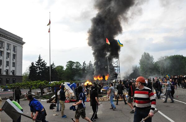 Массовые беспорядки у здания Дома профсоюзов в Одессе - Sputnik Молдова
