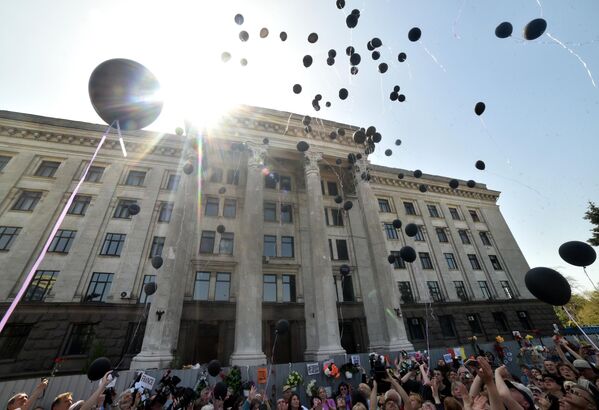 Участники во время акции в память о погибших при пожаре в Доме профсоюзов в Одессе - Sputnik Молдова