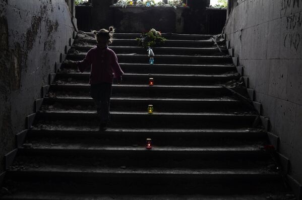 Девочка на лестнице Дома профсоюзов, где 2 мая в результате пожара погибли люди, во время траурных мероприятий в Одессе. - Sputnik Молдова