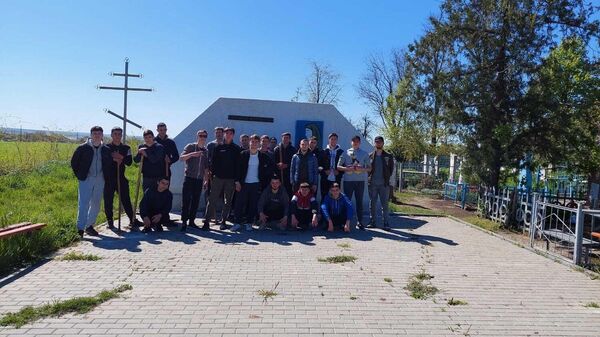 Память о них все дороже: учащиеся из Гагаузии благоустраивают могилы ветеранов ВОВ - Sputnik Молдова