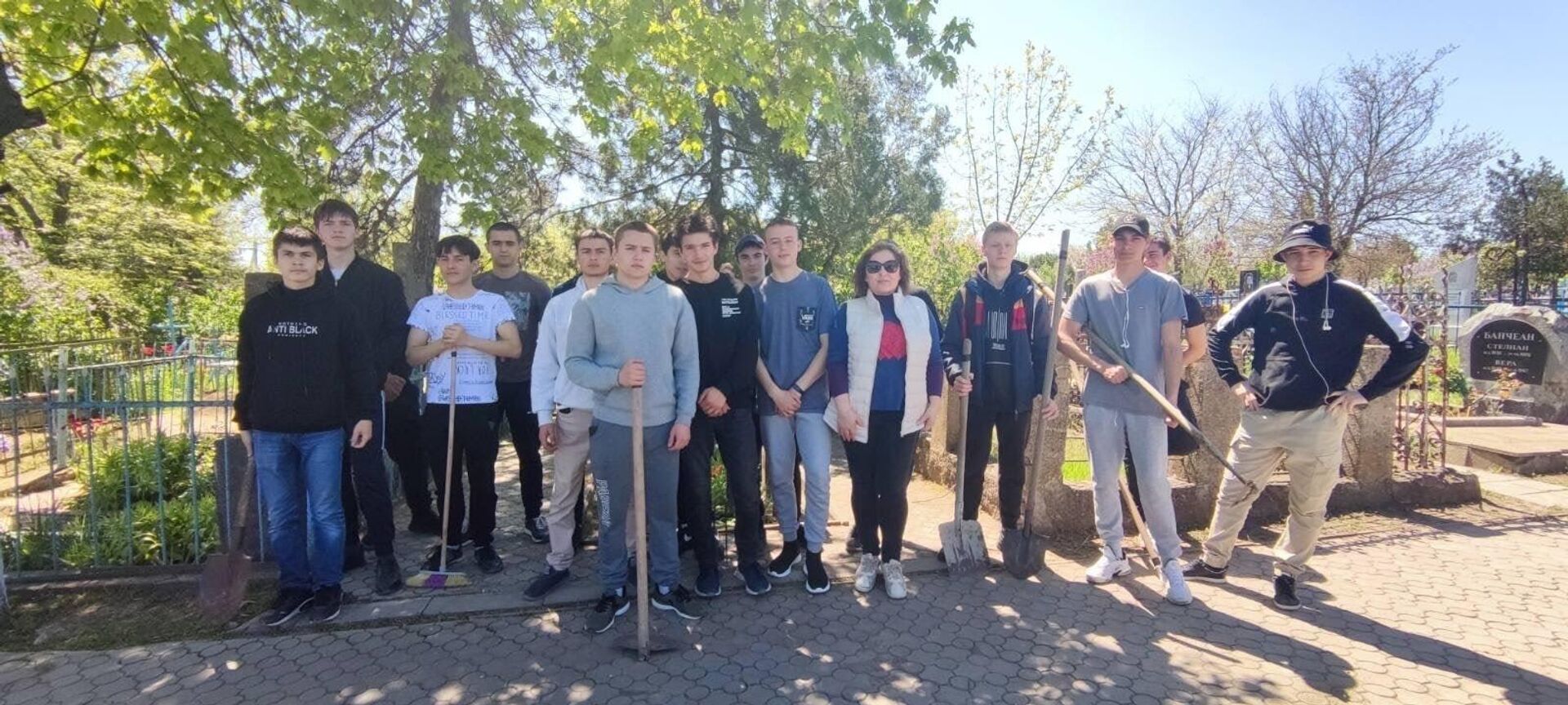 Память о них все дороже: учащиеся из Гагаузии благоустраивают могилы ветеранов ВОВ - Sputnik Молдова, 1920, 04.05.2023