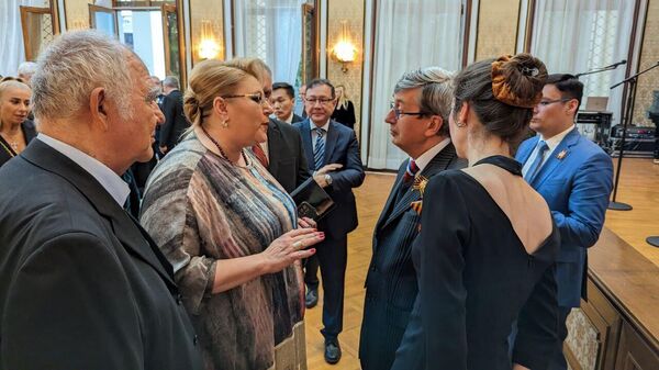 Ambasadorul rus, Valerii Kuzmin și senatorul român, Diana Șoșoacă - Sputnik Moldova