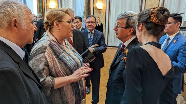 Ambasadorul rus, Valerii Kuzmin și senatorul român, Diana Șoșoacă - Sputnik Moldova