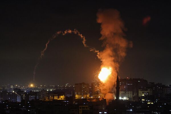 Дым поднимается над зданиями в городе Газа в палестинском анклаве 2 мая 2023 года. - Sputnik Молдова