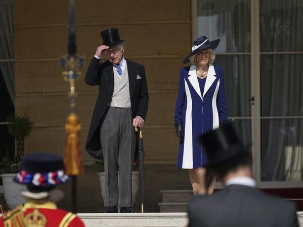 Британский король Карл III и Камилла, королева-консорт, стоят на ступенях во время вечеринки в саду в Букингемском дворце, Лондон, среда, 3 мая 2023 года, в честь коронации 6 мая. - Sputnik Молдова