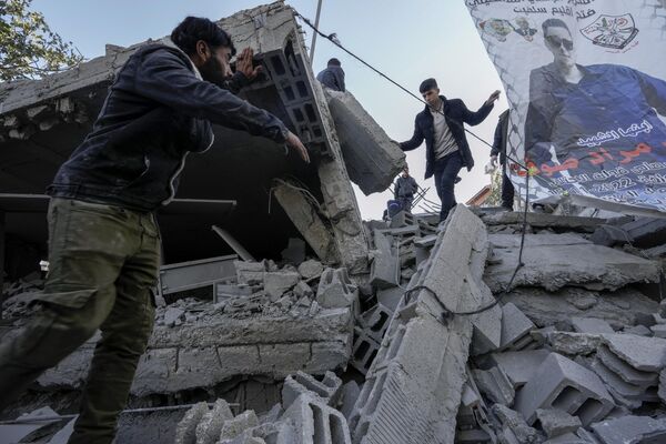 Палестинцы осматривают руины дома палестинского боевика Мохаммада Суфа, снесенного израильскими войсками в деревне Харис на Западном берегу, в среду, 3 мая 2023 года. - Sputnik Молдова