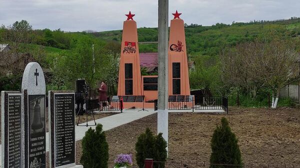 Восстановленный памятник павшим во время Великой Отечественной войны, село Нэпэдень Унгенского района - Sputnik Молдова
