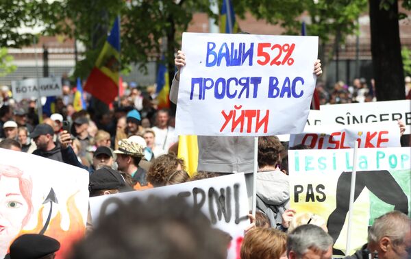 Участники акции протеста оппозиции с плакатами в Кишиневе. Активисты &quot;Движения за народ&quot; заявляют, что правительство страны нелегитимно, так как больше половины населения &quot;ненавидят власть&quot;. - Sputnik Молдова