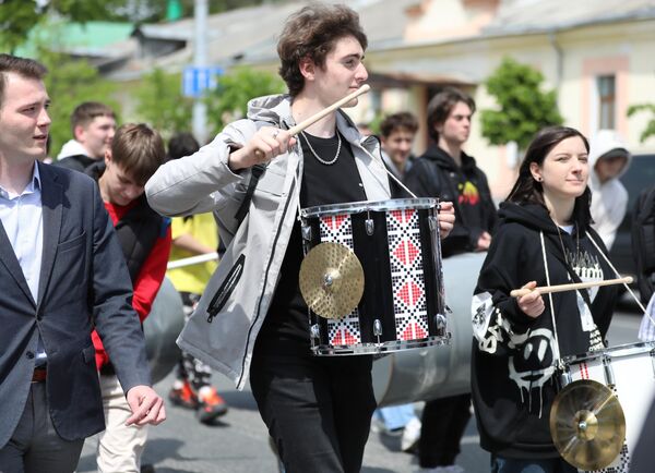 Антиправительственный протест в Кишиневе: у молодежи в руках – барабаны, создающие дополнительный шумовой эффект. - Sputnik Молдова