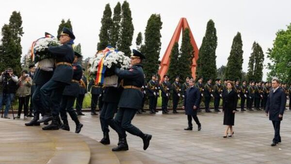 Conducerea Republicii Moldova depune flori la Memorialul „Eternitate” - Sputnik Moldova