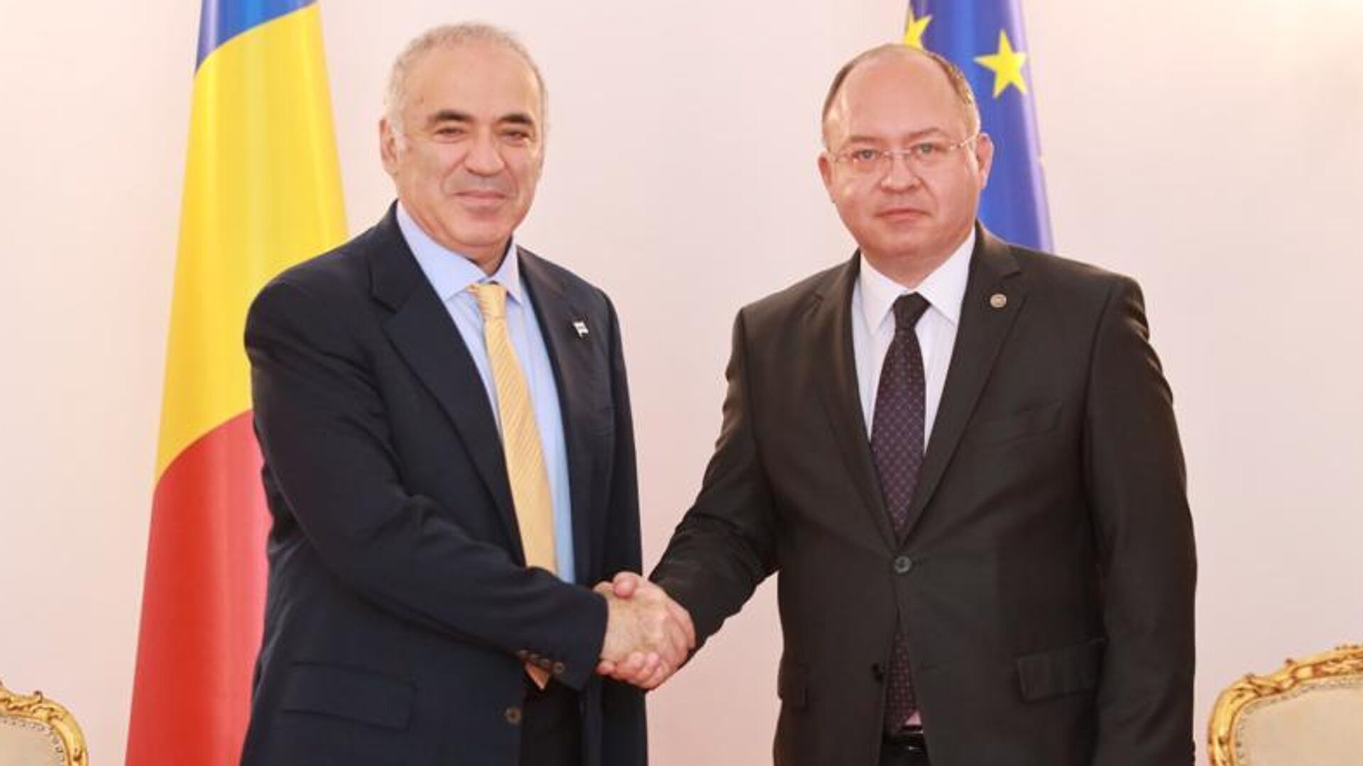 Ministrul afacerilor externe Bogdan Aurescu și  Garry Kasparov, președintele Human Rights Foundation - Sputnik Moldova, 1920, 09.05.2023