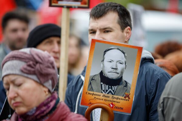 Люди принесли портреты своих родственников, участников Великой Отечественной войны. - Sputnik Молдова