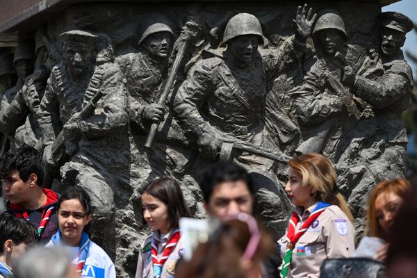 Люди возлагают цветы к Мемориалу воинской славы в Баку. - Sputnik Молдова
