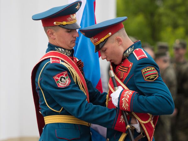 Приднестровские военнослужащие перед началом праздничных мероприятий в Тирасполе. - Sputnik Молдова