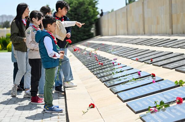 Молодежь у Мемориала воинской славы в Баку в 78-ю годовщину Победы в Великой Отечественной войне. - Sputnik Молдова