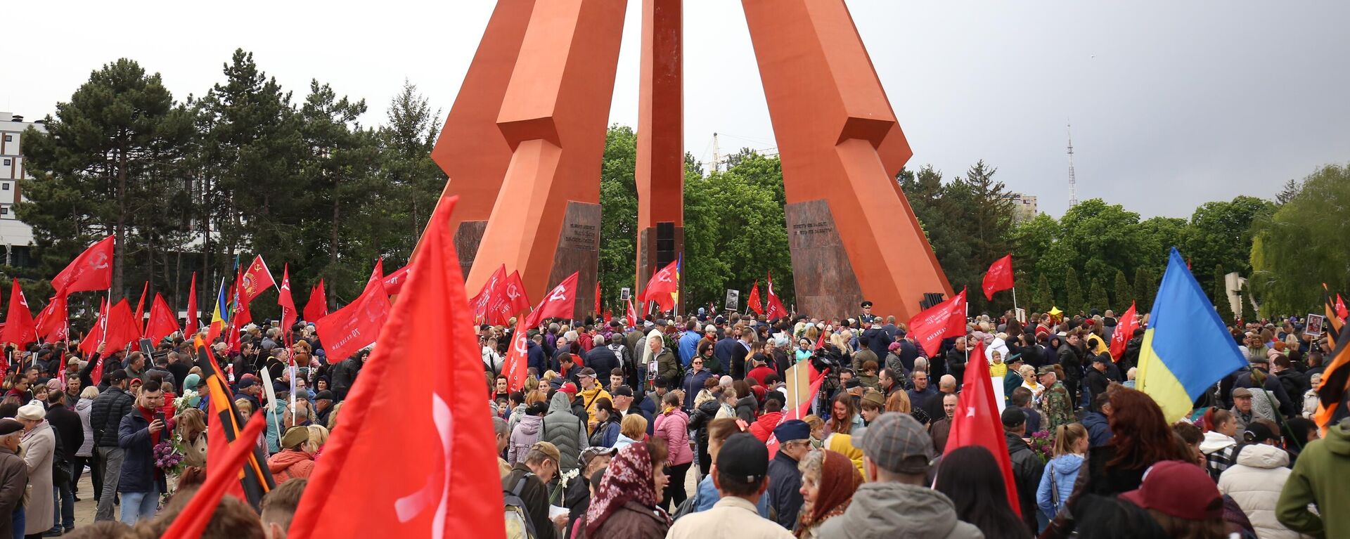 Участники акции Бессмертный полк, посвященной 78-й годовщине Победы в Великой Отечественной войне, у Мемориального комплекса Вечность в Кишиневе - Sputnik Молдова, 1920, 27.01.2024