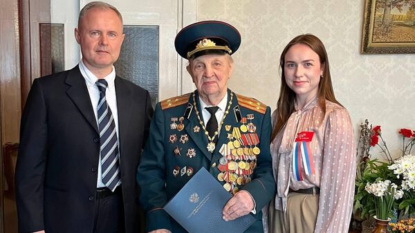 Российские дипломаты в Молдавии поздравили ветерана Великой Отечественной войны П.В.Гладкова  - Sputnik Молдова