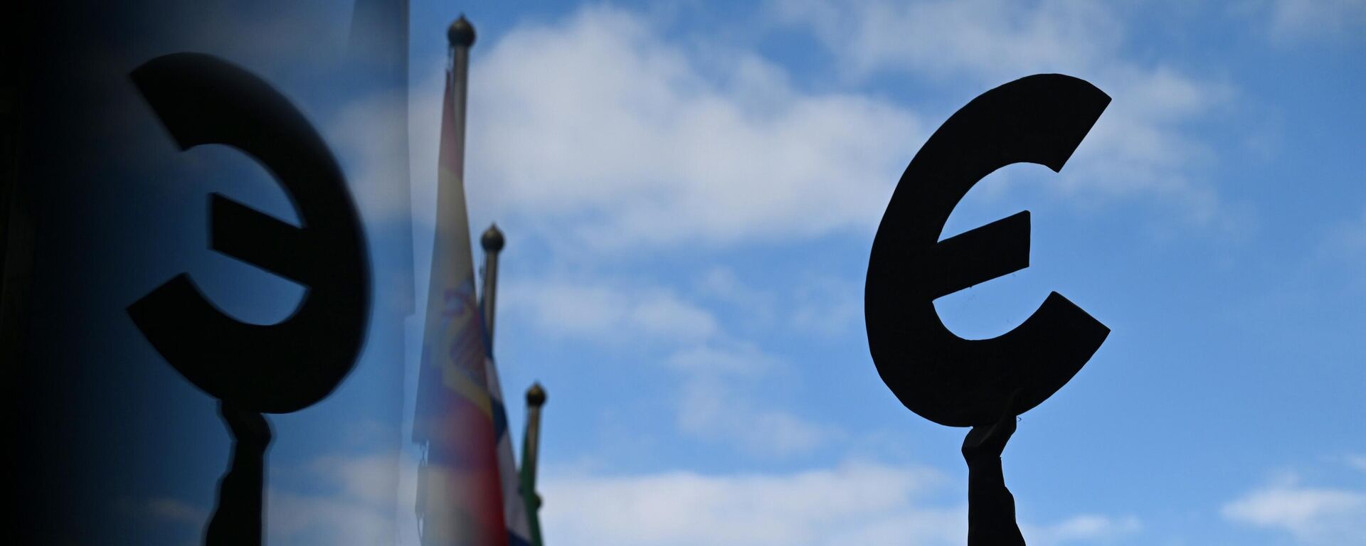 Памятник-скульптура знаку Евро у здания штаб-квартиры Европейского парламента в Брюсселе. - Sputnik Молдова, 1920, 14.03.2024