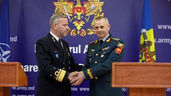 Amiralul NATO Robert Bauer și generalul moldovean de brigadă Eduard Oladciuc - Sputnik Moldova