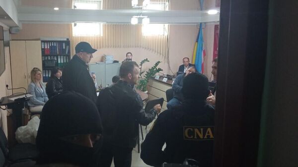 POlițiști și mascați CNA la sediul CEC din Găgăuzia - Sputnik Moldova