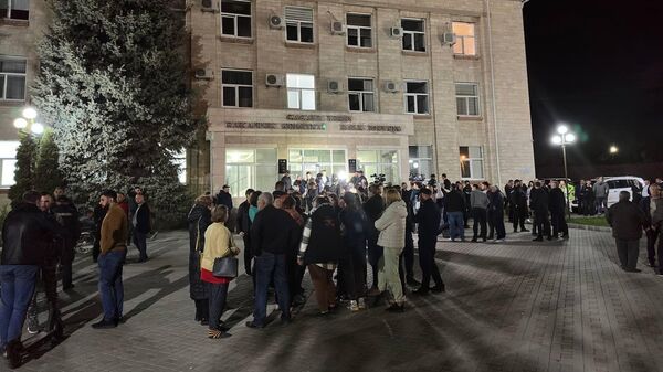 Locuitori ai Găgăuziei adunați în fața clădirii Adunării Populare în seara de 16 mai 2023 - Sputnik Moldova