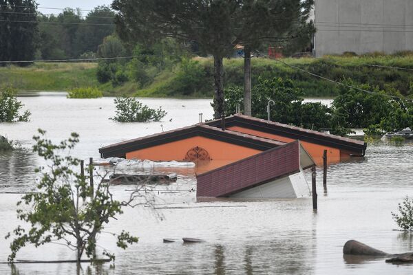 Затопленные бунгало в Чезене после проливных дождей, вызвавших сильные наводнения в центральной Италии. - Sputnik Молдова
