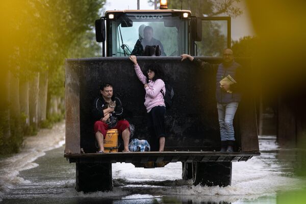Спасенные жители в Масса-Ломбарда, небольшой деревне примерно в 10 километрах от Имолы, после проливных дождей, вызвавших сильные наводнения в центральной Италии. - Sputnik Молдова