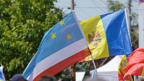 Флаги Молдовы и АТО Гагаузии - Sputnik Молдова