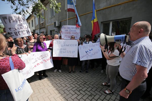 Participanți la un miting de susținere a noului bașcan al Găgăuziei, Evgenia Guțul, în fața clădirii Curții de Apel Comrat. Oamenii cer aprobarea rezultatelor voinței populare, potrivit cărora candidatul din partidulȘor, Evghenia Guțul, a câștigat alegerile. - Sputnik Moldova