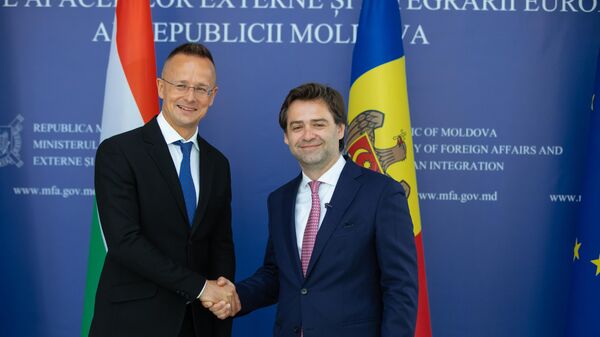 Глава МИДЕИ Молдовы Николае Попеску и министр иностранных дел Венгрии Петер Сийярто - Sputnik Молдова