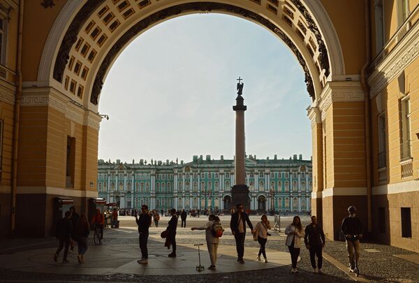 Отдыхающие около Дворцовой площади в Санкт-Петербурге - Sputnik Молдова