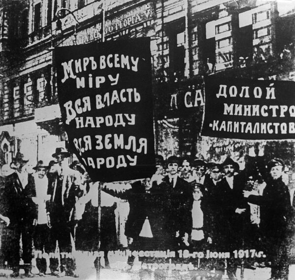 Политическая манифестация с требованием свержения Временного правительства и передачи власти Советам. Петроград, 18 июня 1917 года - Sputnik Молдова