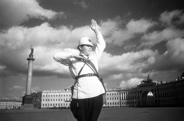 Советский милиционер регулирует транспортное движение в Ленинграде, 1935 год - Sputnik Молдова