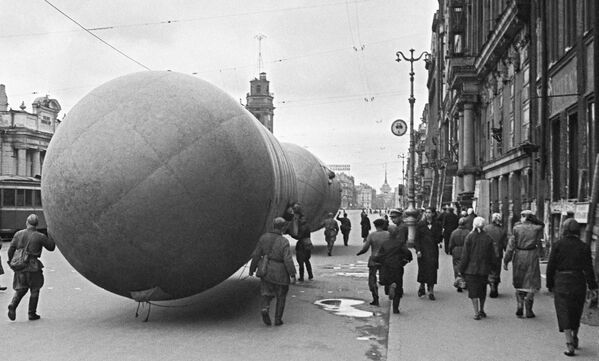 Установка аэростата воздушного заграждения на Невском проспекте в Ленинграде в дни блокады - Sputnik Молдова