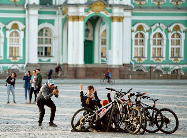 Молодые люди на Дворцовой площади в Санкт-Петербурге - Sputnik Молдова