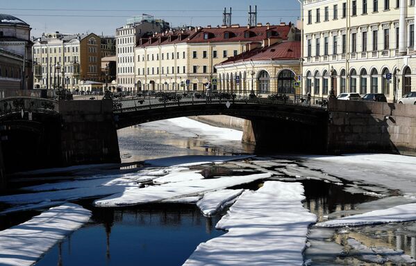Мало-Конюшенный мост через реку Мойку в Санкт-Петербурге. В Санкт-Петербурге установилась стабильно плюсовая температура. - Sputnik Молдова