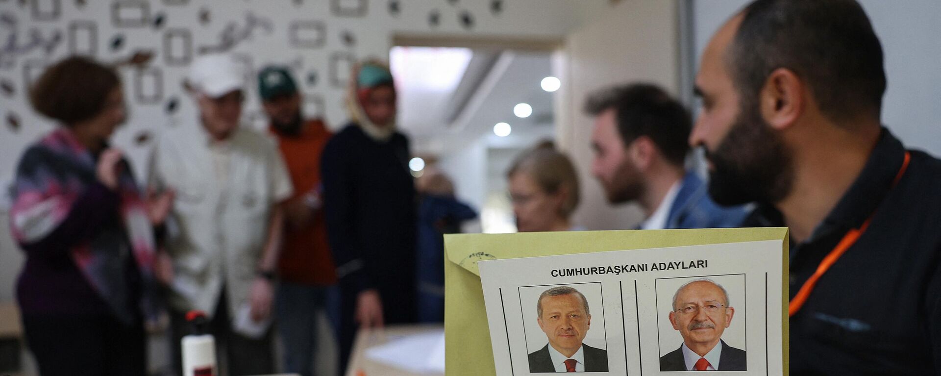 Un oficial electoral arată un buletin de vot care îi înfățișează pe cei doi candidați, Recep Tayyip Erdogan (S) și Kemal Kilicdaroglu la o secție de votare din Ankara. - Sputnik Moldova, 1920, 28.05.2023