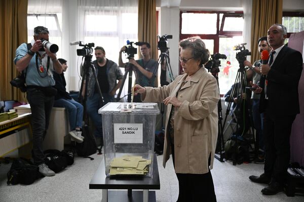 O femeie votează în al doilea tur al alegerilor prezidențiale din Turcia la o secție de votare din Ankara. Cei doi candidați al scurtinului sunt actualul șef al statului, Recep Tayyip Erdogan și singurul candidat al opoziției, Kemal Kılıçdaroğlu. - Sputnik Moldova