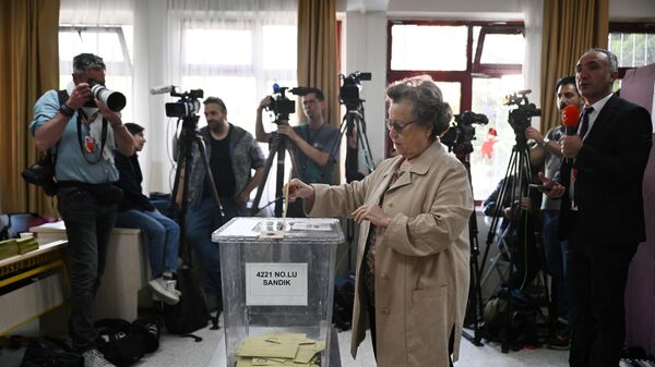 Женщина голосует на втором туре президентских выборов в Турции - Sputnik Молдова