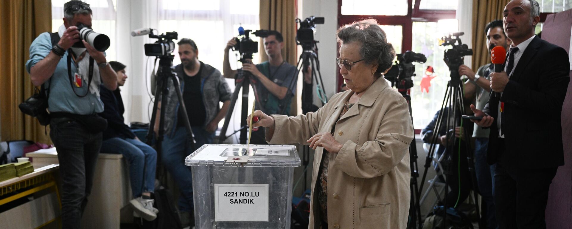 Женщина голосует на втором туре президентских выборов в Турции - Sputnik Молдова, 1920, 28.05.2023