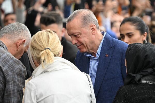 Președintele turc în exercițiu, Recep Tayyip Erdogan, merge la vot la una din secțiile de votare din Istanbul în timpul celui de al doilea tur al alegerilor prezidențiale turce. - Sputnik Moldova