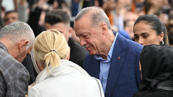 Действующий президент Турции Реджеп Тайип Эрдоган идет на голосование в избирательный участок в Стамбуле - Sputnik Молдова