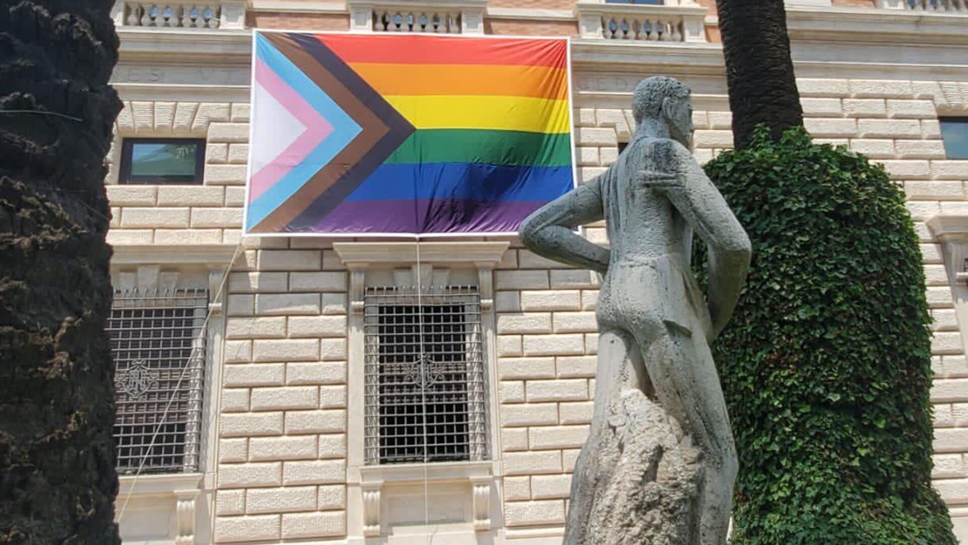 Ambasada Statelor Unite pe lângă Vatican a arborat drapelurile presupuselor „minorități sexuale” LGBTQI - Sputnik Moldova, 1920, 02.06.2023