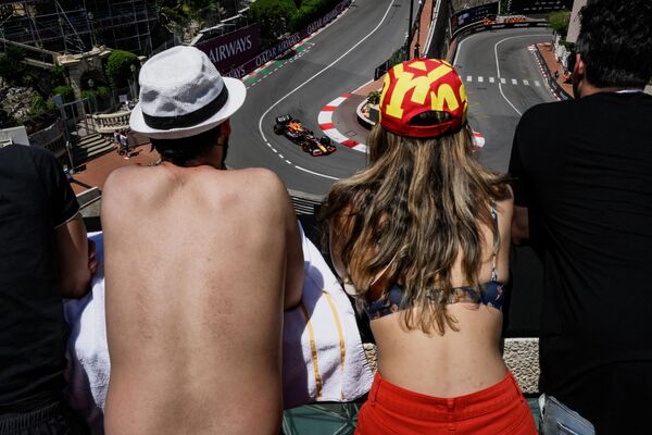 Зрители наблюдают, как мексиканский гонщик Red Bull Racing Серхио Перес едет за рулем во время третьей тренировки Гран-при Формулы-1 на уличной трассе в Монако, 27 мая 2023 года - Sputnik Молдова